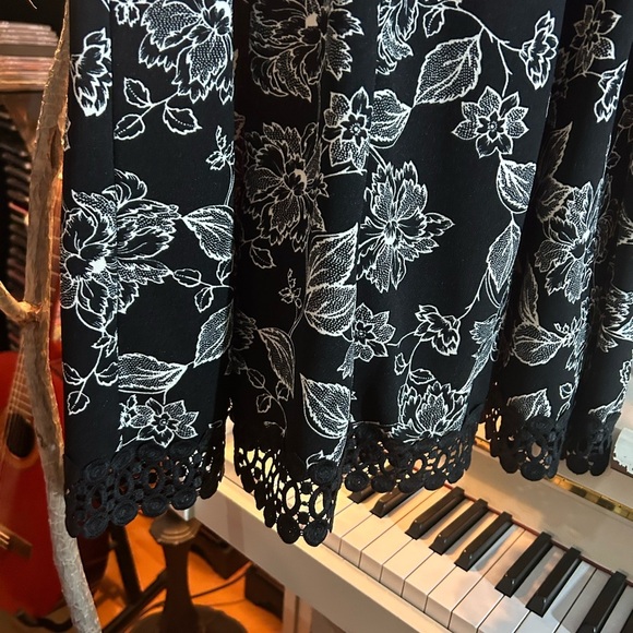 Laura Black Floral Lace Midi Dress Size 10 - Picture 5 of 16